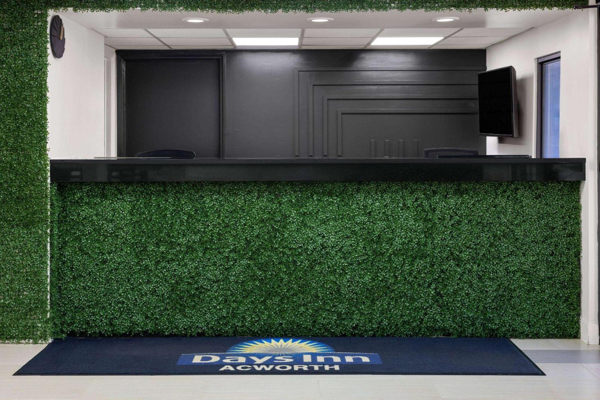 Days Inn By Wyndham Акуърт Екстериор снимка