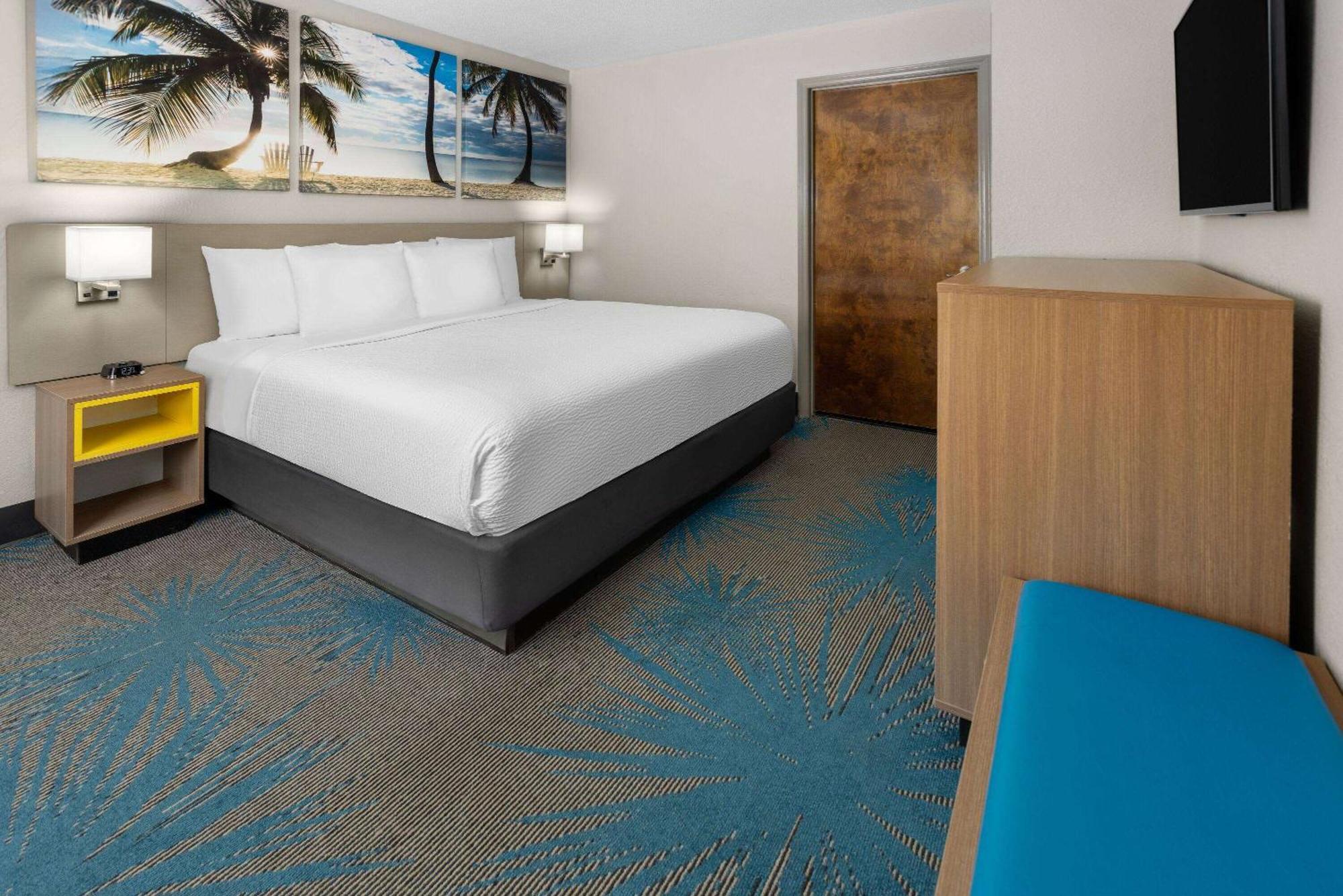 Days Inn By Wyndham Акуърт Екстериор снимка
