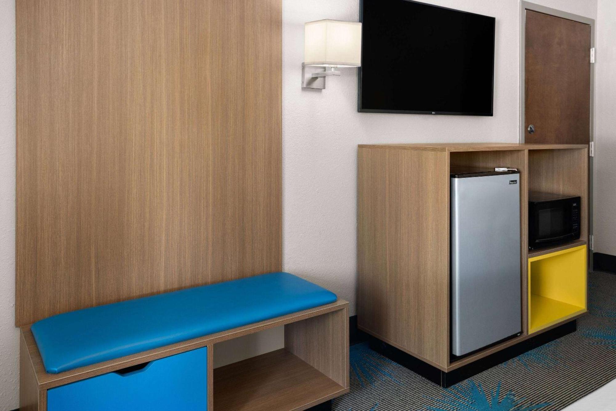 Days Inn By Wyndham Акуърт Екстериор снимка